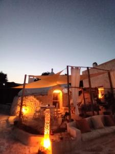 ein Haus in der Nacht mit Lichtern davor in der Unterkunft Conibianchi Trulli&YurtArt House in Ceglie Messapica