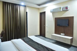 TV a/nebo společenská místnost v ubytování Hotel Wedlock subhash chowk Gurgaon