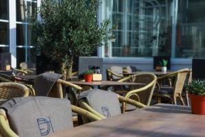 una fila di tavoli e sedie in un ristorante di Hotel XL a Zandvoort