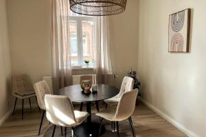 een eetkamer met een tafel en stoelen en een raam bij Prachtige woning centrum Hasselt in Hasselt