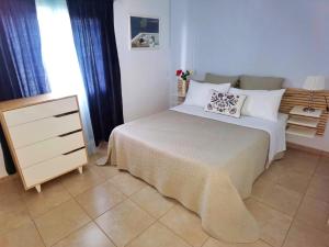 a bedroom with a large bed and a dresser at Casa Lagarto in El Paso