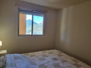 une chambre avec un lit et une fenêtre dans l'établissement Spacieux 3P Mer & Montagne - Les Clés de l Estérel, à Théoule-sur-Mer 12 autres photos