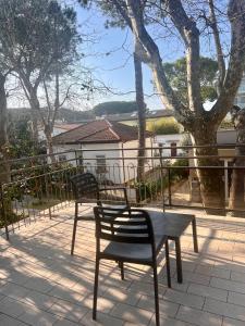 dwa krzesła i stół na patio w obiekcie Hotel Villa Tina w Cesenatico