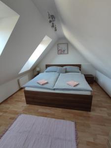 ein Schlafzimmer mit einem Bett im Dachgeschoss in der Unterkunft Ubytování Ema in Valtice
