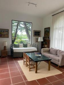 sala de estar con sofá y mesa en La Justina - Casa de Campo en San Lorenzo en San Lorenzo