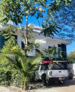 um camião branco estacionado em frente a uma casa em Apartamentos Tamarindo Guanacaste 3 em Guanacaste