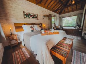 um quarto com uma cama grande num quarto em Residencial Vilas Boas MV em Monte Verde