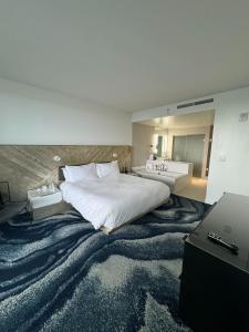 1 dormitorio con 1 cama grande y baño en Nautica - Ocean View & Rooftop Pools! by Newman Hospitality, en Fort Lauderdale