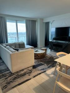 sala de estar con sofá y piano en Nautica - Ocean View & Rooftop Pools! by Newman Hospitality, en Fort Lauderdale