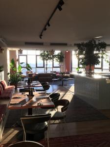 un restaurante con mesas y sillas y un bar en WN LAB Hotel - inclusive breakfast, parking and coworking en Sofía