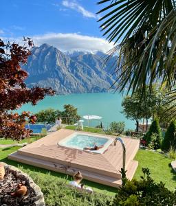 - une piscine avec vue sur le lac et les montagnes dans l'établissement Esprit D'Hotel Panoramico, à Fonteno