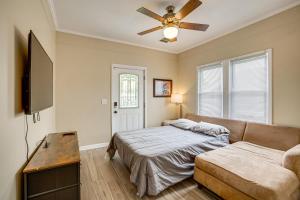 1 dormitorio con 1 cama y ventilador de techo en Hahnville Vacation Rental Near Chemical Plants, 