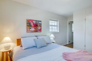 Un dormitorio con una cama y un cuadro en la pared. en Oxford Getaway Walk to Oxford Square!, en Oxford