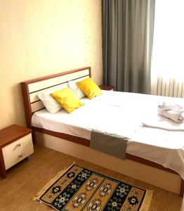 Tempat tidur dalam kamar di 57 Возле Байтерека с кондиционером для 1-7чел с 2 большими кроватями и 2 диванами