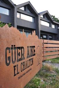 a sign that reads queen ave el chillian in front of a house at Güer Aike Mejor Tiny house c/ vista al Fitz Roy in El Chalten
