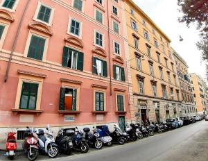 una fila di motociclette parcheggiate di fronte a un edificio di Hotel Mariano a Roma