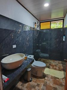 y baño con bañera, aseo y lavamanos. en Villa La Divina Providencia, en San Luis