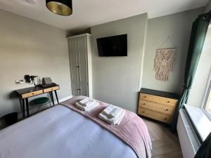 Säng eller sängar i ett rum på Bronte Cottage - Quirky, central, 2bed, seaside