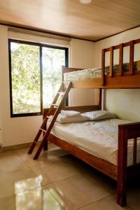 1 dormitorio con 2 literas y ventana en Villa La Divina Providencia, en San Luis
