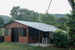 un pequeño edificio de madera con techo de estaño en Villa La Divina Providencia, en San Luis
