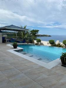 uma piscina com vista para o oceano em Crystal Resort em St Mary