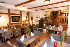 ein Restaurant mit Tischen und Stühlen in einem Zimmer in der Unterkunft Hotel Wenzels Hof in Zwethau