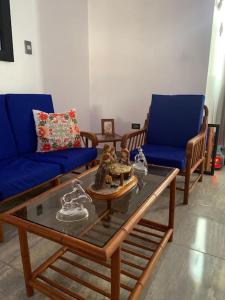 a living room with blue chairs and a coffee table at Apartamento en Pisco in Pisco