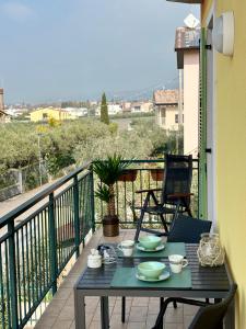 d'une table et de chaises sur un balcon avec vue. dans l'établissement La Casetta, à Lazise