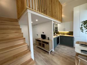 uma escada que leva a uma cozinha numa casa em dFive Arena Tiny Home em Budapeste
