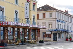 a building with a restaurant on a city street at Contact Hôtel du Commerce et son restaurant Côte à Côte in Autun