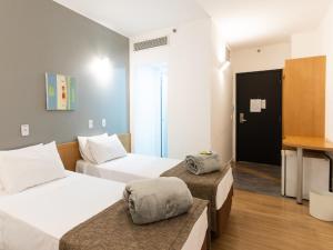 聖保羅的住宿－兆豐馬球酒店，酒店客房设有两张床和电视。