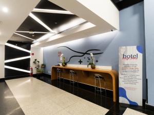 una stanza con tavolo e sgabelli in un edificio di Hotel Mega Polo a San Paolo