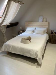 ein Schlafzimmer mit einem Bett mit einer Schüssel darauf in der Unterkunft L'appart Saint-Laurent in Chalon-sur-Saône