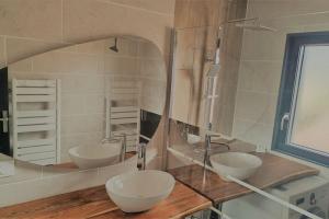 baño con 2 lavabos y espejo grande en Pied à terre central Pays Basque, en Larressore
