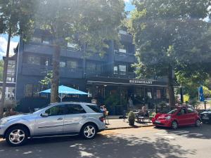 dos autos estacionados en una calle frente a un edificio en Hotel Stadt Homburg, en Homburg