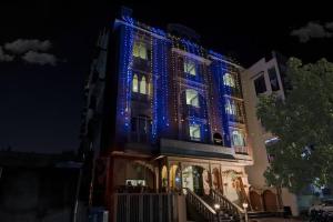 齋浦爾的住宿－Tipsyy Inn & Suites Jaipur，一座晚上有蓝色灯光的建筑