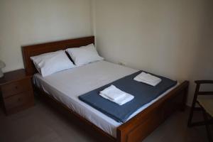 une chambre avec un lit avec deux serviettes dessus dans l'établissement Μαγευτική Περδικιώτικη Μεζονέτα, à Perdika