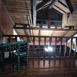 Zimmer mit einem grünen Tisch und einem Zug in der Unterkunft El Colibrí Azul in Quito