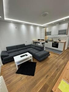 sala de estar con sofá y mesa en Apartment, Stari Grad, Belgrade en Belgrado