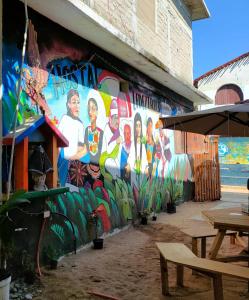 Hostal Ledeztrus في زيبوليت: لوحة جدارية على جانب مبنى مع طاولات وكراسي