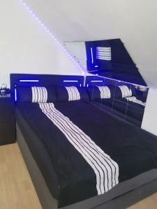 Postel nebo postele na pokoji v ubytování Wohnung am Kurpark mit privater Innensauna & LED! Schlüsselbox