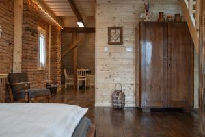 um quarto com uma cama e uma parede de madeira em Apartmaji Babi em Markovci