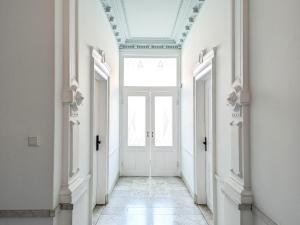 a hallway with white walls and a large window at B&B Villa van Voss in Etten-Leur
