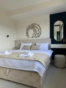 - une chambre avec un grand lit et 2 serviettes dans l'établissement Apartment “InBlue” with private pool, à Kožino