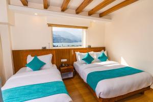 Llit o llits en una habitació de Pokhara Alpine and Springs