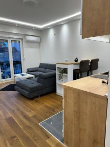 ein Wohnzimmer mit einem Sofa und einem Tisch in der Unterkunft Apartment, Stari Grad, Belgrade in Belgrad