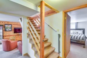 Una escalera en una casa de 1 dormitorio en Arnold Cabin with Hot Tub and Community Lake Access!, en Arnold