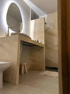 W łazience znajduje się umywalka, toaleta i lustro. w obiekcie ESPACIO AMAITÀ w mieście Villa Carlos Paz