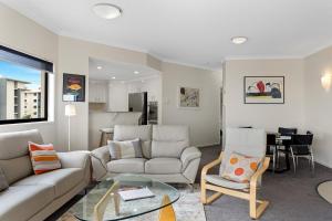 sala de estar con sofá y mesa en Coastal 3-Bed with Parking, Pool & Ocean View, en Scarborough