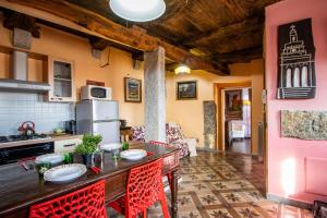cocina y sala de estar con mesa y sillas en Colazza - Appartamento Glicine - La casa dei Sogni, en Colazza